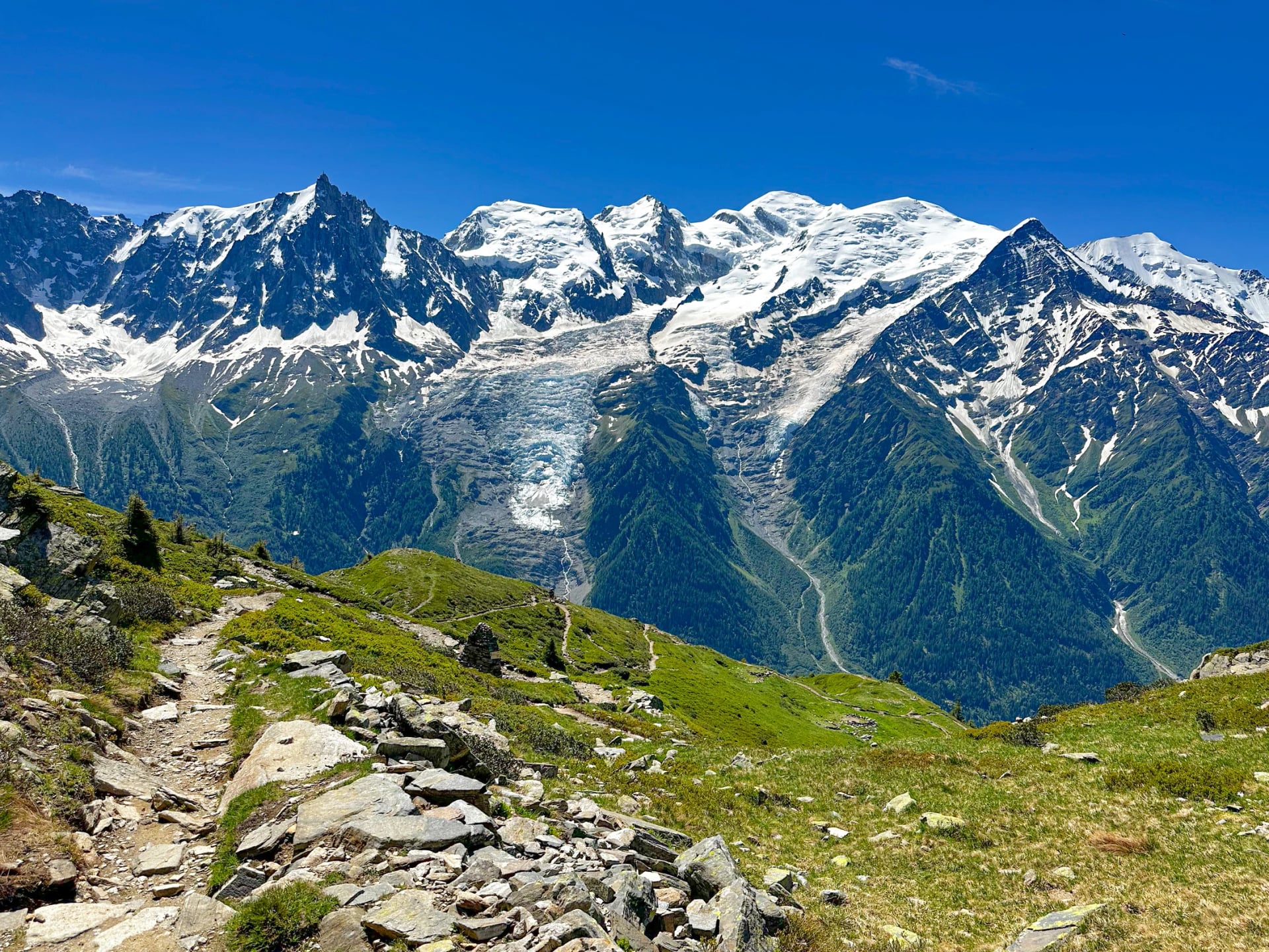 Vue de randonnée du Tour du Mont Blanc en été en France