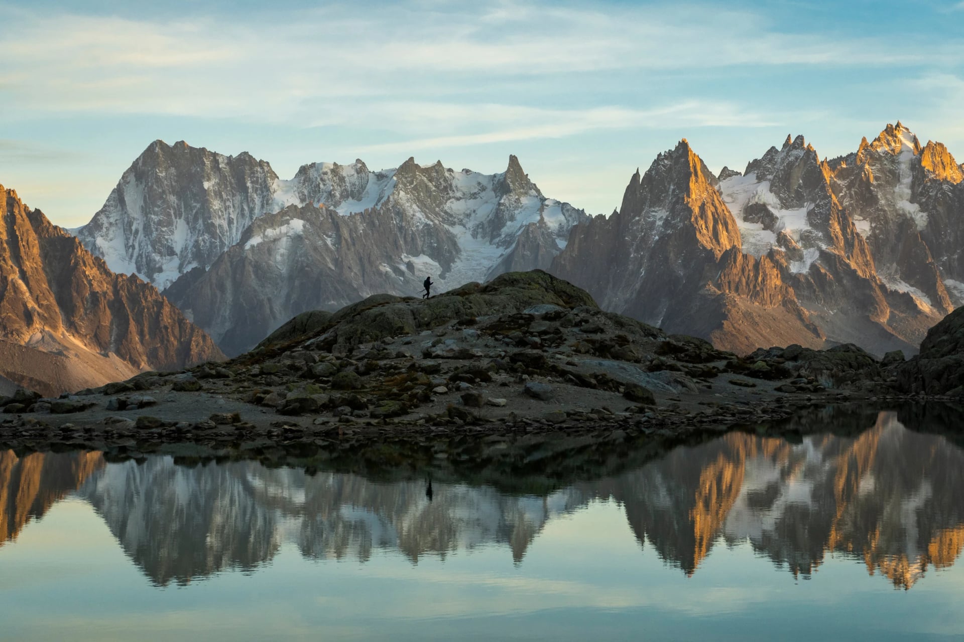 Silhouette de Senderista, Montañas y Reflexión en el Lago Lac Blanc al Atardecer. Hora Dorada. Alpes Franceses, Francia