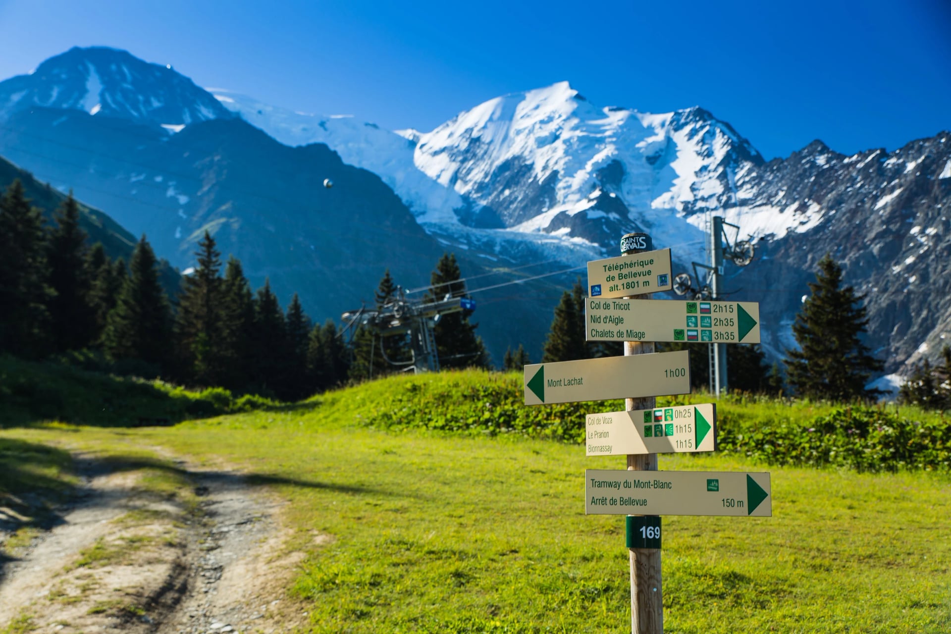 Una señal de sendero indica diferentes rutas en las montañas sobre Chamonix, Francia