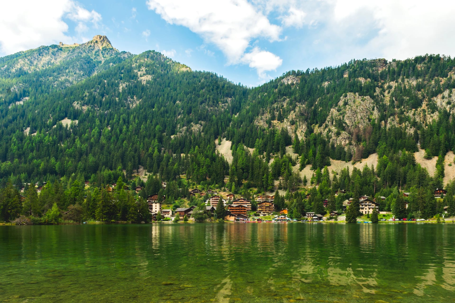 Landschap van het alpine resort Champex-Lac, Valais, Zwitserland