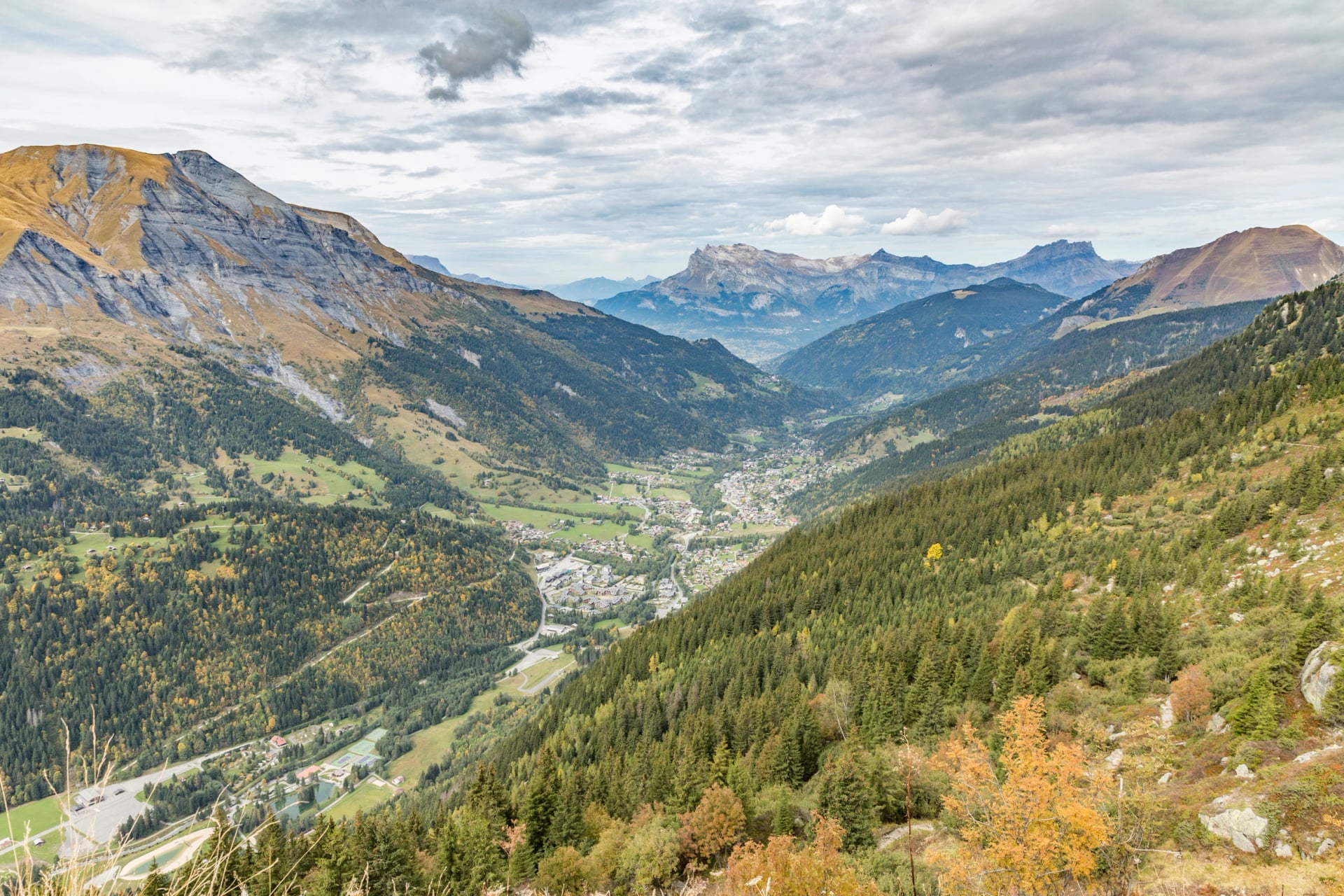 Uitzicht op het Franse alpine dorp Les Contamines-Montjoie vanuit de Tre la Tete-refuge