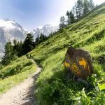 Skylt på Tour of Mont Blanc - den mest natursköna vandringsleden i Europa