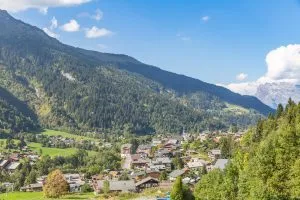 Красивая французская альпийская деревня Лез Контамин Монжуа