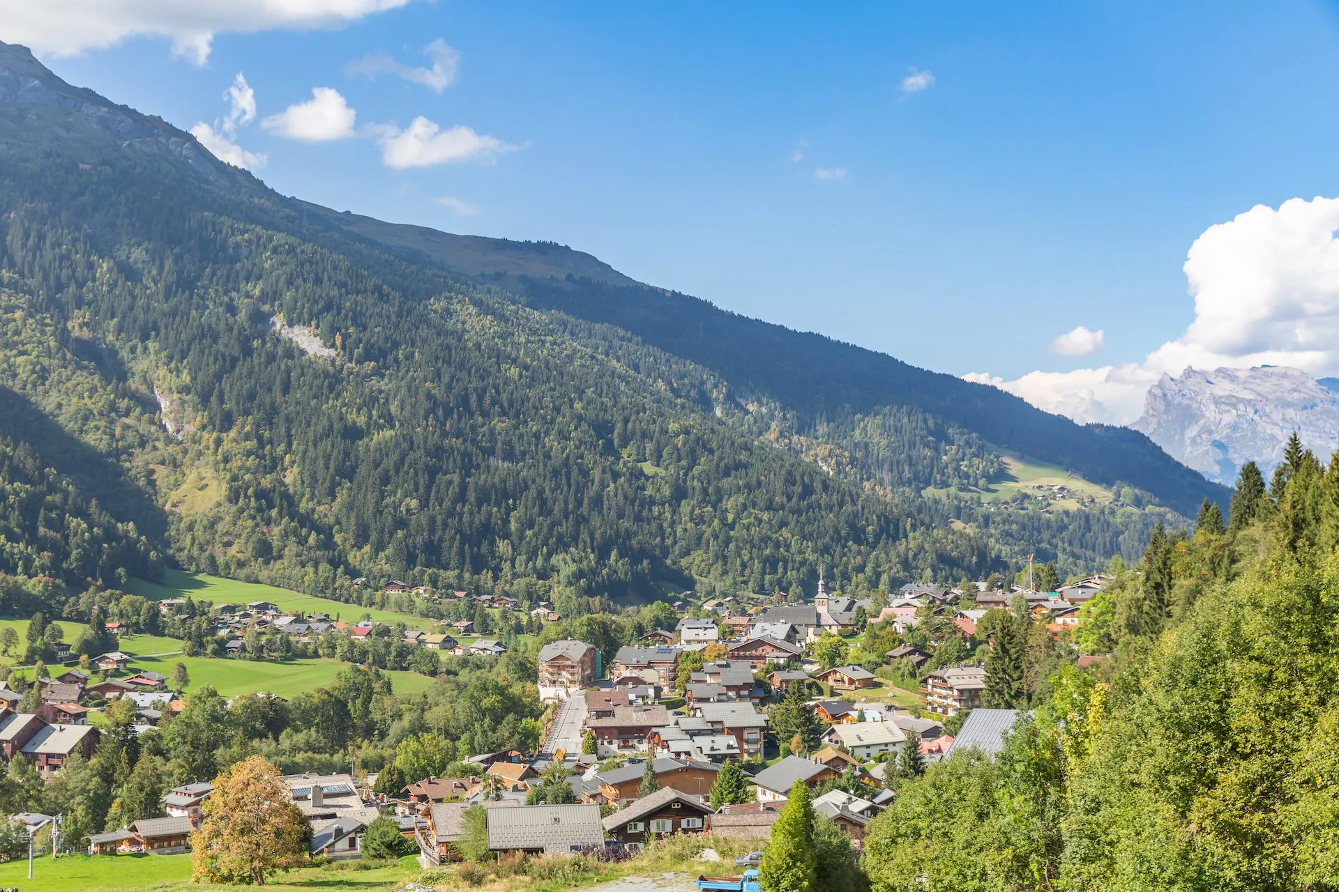 Красивая французская альпийская деревня Лез Контамин Монжуа
