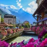 Utsikt över floden Arve och Mont Blanc-massivet från Chamonix centrum