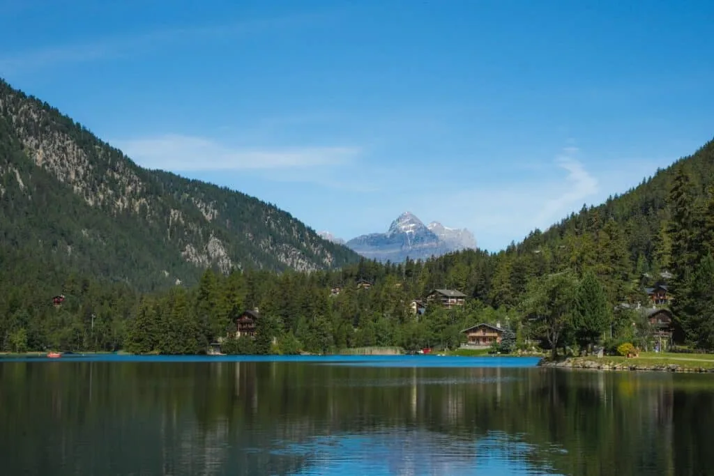 En dejlig by ved søen Champex Lac