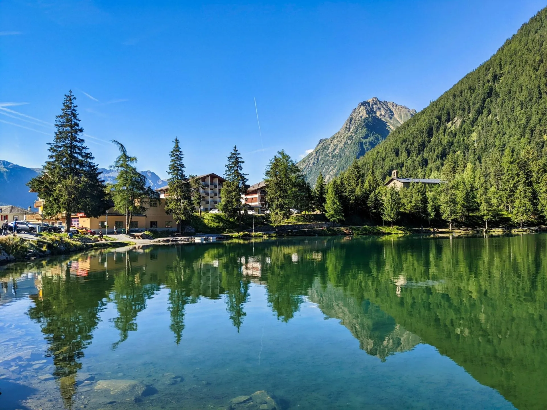 Lac de Champex. Vacker bergssjö ovanför Orsières i Valais. idylliskt landskap. Njut av naturens tystnad. Foto av hög kvalitet